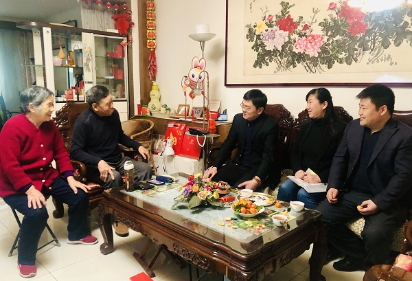 2020新春佳節(jié)公司領(lǐng)導(dǎo)春節(jié)前走訪慰問退休老黨員、老干部