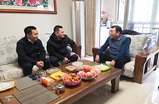 集團(tuán)領(lǐng)導(dǎo)看望慰問(wèn)公司退休老黨員、老干部